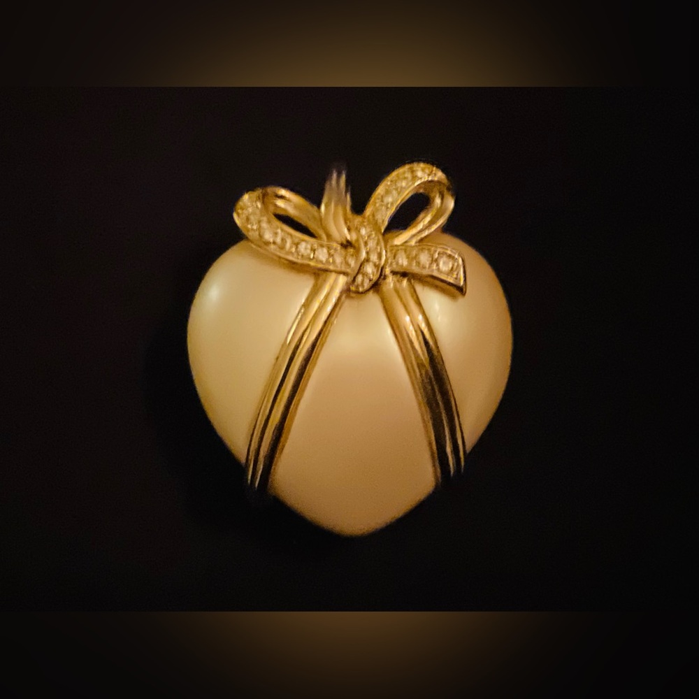 #174 Vintage Joan Rivers Classics Collection Faux Pearl Puffy Heart Pendant